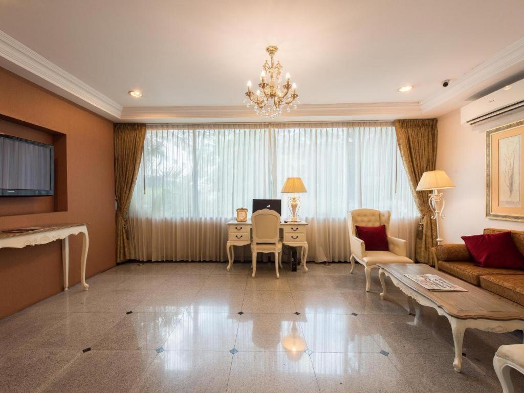Romance Hotel Srinakarin Bangkok Extérieur photo