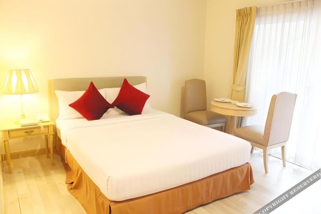 Romance Hotel Srinakarin Bangkok Extérieur photo