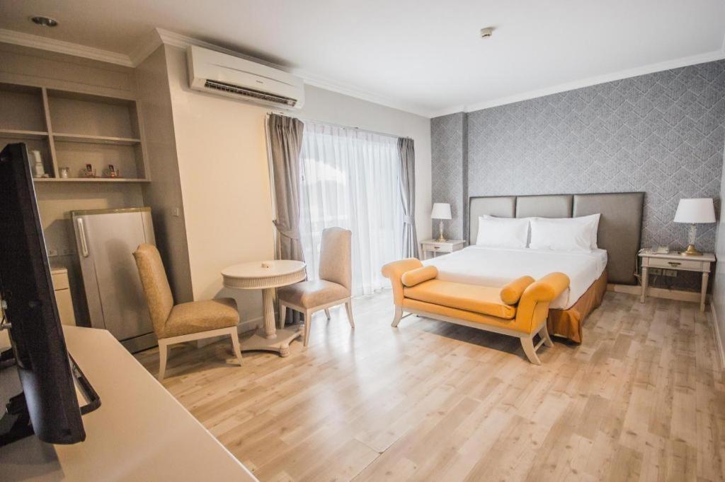 Romance Hotel Srinakarin Bangkok Extérieur photo